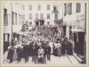 Kustannusosakeyhtiö Weilin & Göösin henkilökuntaa ryhmäkuvassa vuonna 1905, ennen suurlakkoa. Edessä keskellä yhtiön omistaja Karl Gustaf Göös.